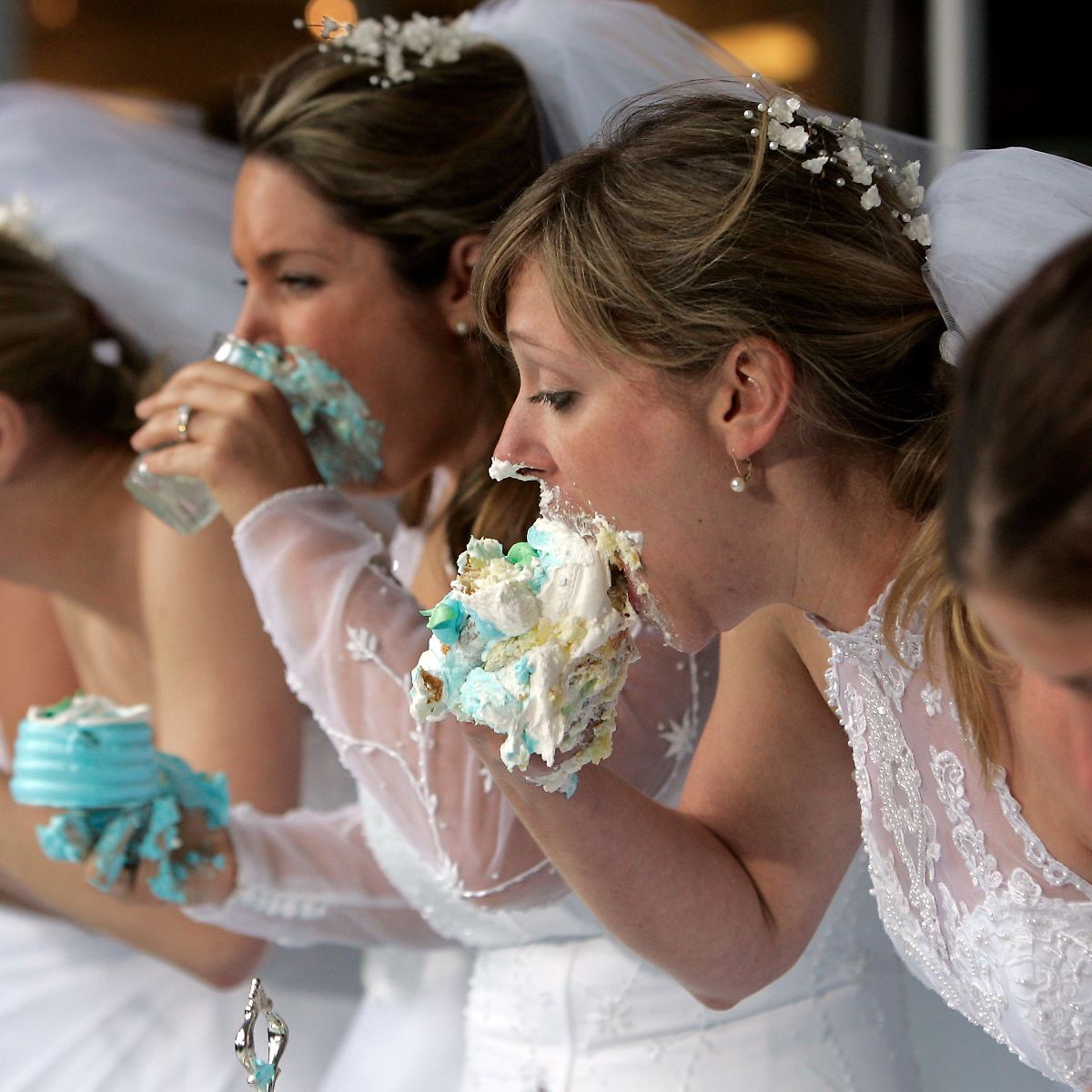 Frau frisst ein Stück Kuchen mit der Hand